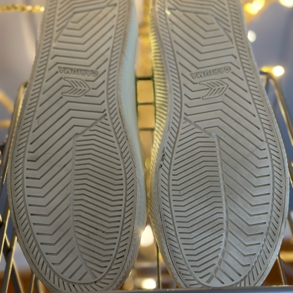 Cariuma Women's Green Canvas Sneakers - Picture 7 of 12